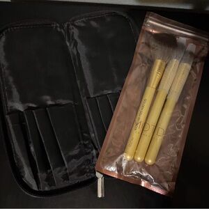 Set of 3 Makeup Brushes with Bag